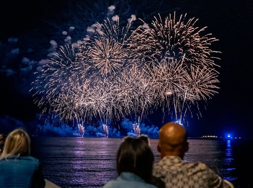 Agosto sotto le stelle: fuochi d’artificio sul mare dal 4 al 28 agosto